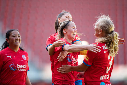 Helsingborgs Johanna Nordqvist, Johanna Fäldtman, Josefine Wiksell och Johanna Andersson jublar efter 4-0