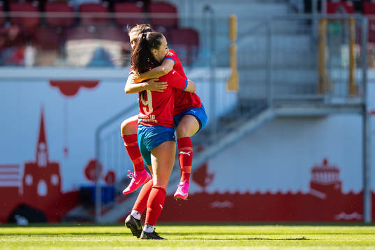 Helsingborgs Isabel Aguilar jublar tillsammans med Johanna Fäldtman efter 5-0