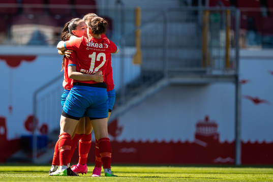 Helsingborgs Isabel Aguilar jublar tillsammans med Mia Westerblad efter 5-0