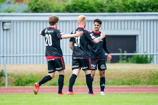 Kalmars Noah Shamoun gör 0-1 och jublar tillsammans med Oliver Berg och Nils Fröling