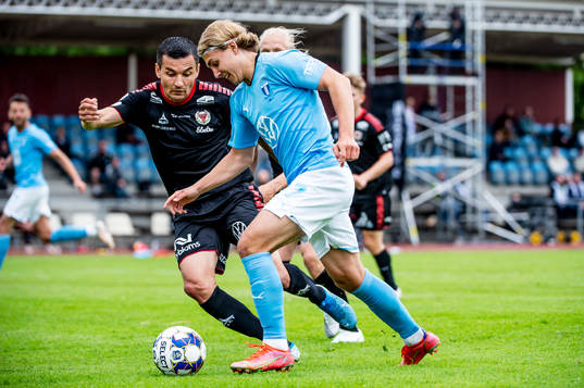 Malmö FFs Sebastian Nanasi mot Kalmars Emin Nouri