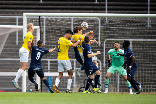 IFK Malmös Henrik Ahlberg och Österlens målvakt Festim Bytyqiunder fotbollsmatchen i Division 1 södra mellan IFK Malmö och Österlen den 12 juni 2021 i Malmö. 