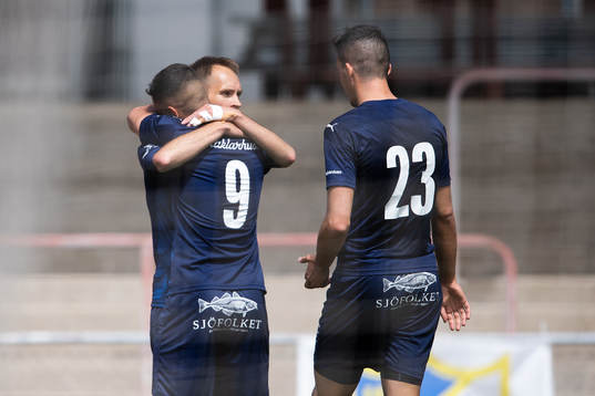 Österlens Zoran Jovanovic, Granit Sherifi och Florent Sopi jublar efter 0-1