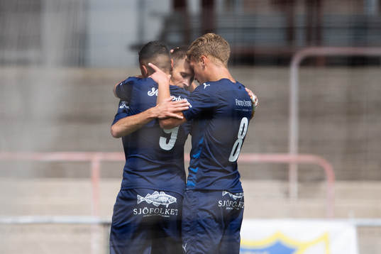 Österlens Zoran Jovanovic jublar med Granit Sherifi och Oskar Blixt efter 0-1