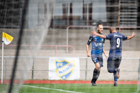 Österlens Zoran Jovanovic jublar med Granit Sherifi efter 0-1