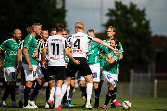 Irriterat mellan Brages spelare och Landskronas Filip Olsson och Viktor Wihlstrand