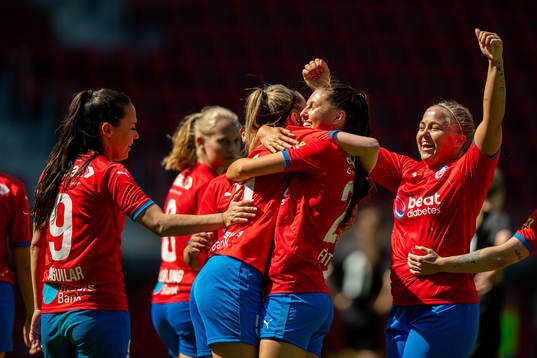 Helsingborgs Josefine Wiksell jublar tillsammans med Isabel Aguilar, Johanna Fäldtman och Stephanie Petersson efter 4-0