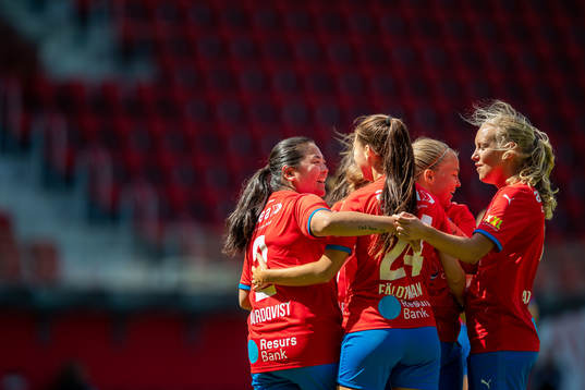 Helsingborgs Johanna Nordqvist jublar tillsammans med Johanna Fäldtman efter 5-0