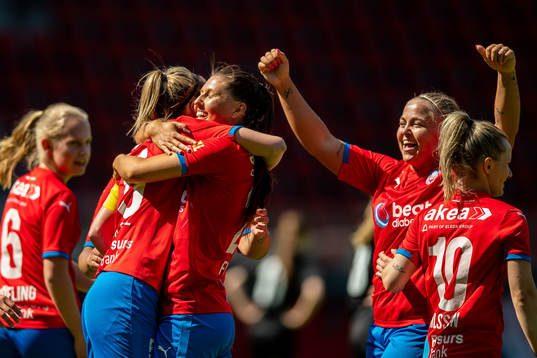 Helsingborgs Josefine Wiksell jublar tillsammans med Johanna Fäldtman och Stephanie Petersson efter 4-0