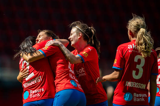 Helsingborgs Johanna Fäldtman jublar efter 5-0 tillsammans med Johanna Nordqvist och Sofia Nilsson