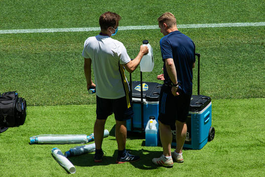 Team doctor Jonas Werner and performance manager Paul