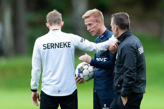 IFK Göteborgs Oscar Wendt pratar med assisterande tränare