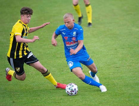IFK Hässleholms Max Nilsson (född 2005) och Nosabys Olle Kjellman Olfors i matchen i division 2 Södra Götaland mellan IFK Hässleholm och Nosaby IF i Hässleholm 14 juni 2021.