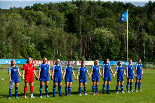 Finlands Amanda Rantanen, målvakt Milla- Maj Majasaari, Emma Santamäki, Roosa Toivonen, Emmi Siren, Annika Haanpää, Aino Vuorinen, Nana Yang, Dana Leskinen, Annika Huhta och Isabella Mattsson