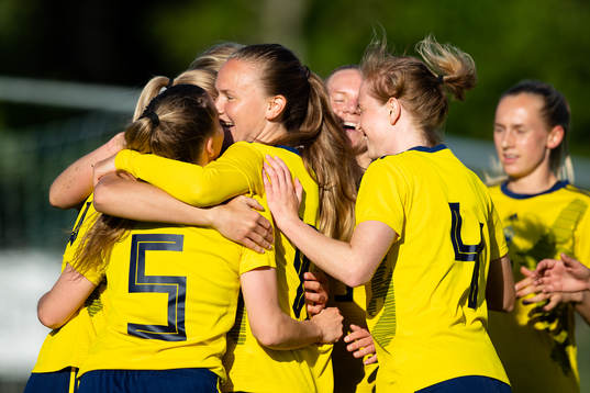 Sveriges Matilda Plan jublar med lagkamrater efter 2-0