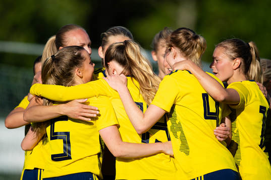 Sveriges Matilda Plan jublar med lagkamrater efter 2-0