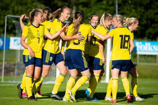 Sveriges Matilda Plan jublar med lagkamrater efter 2-0