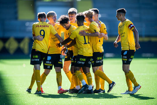 Elfsborgs spelare jublar efter att Carl Mauritzsongjort 1-0 på frispark