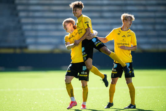 Elfsborgs Carl Mauritzson jublar Enzo Andrén och Adam Johansson efter 1-0 med