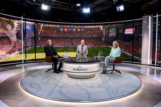 s Kim Källström, Lasse Granqvist och Hanna Marklund  i TV4:s EM-studio inför en sändning under fotbolls-EM den 17 juni 2021 i Stockholm. 