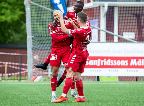 Piteås Pashang Abdulla jublar efter 3-2 tillsammans med James Burgin och Modoumatarr Mbye