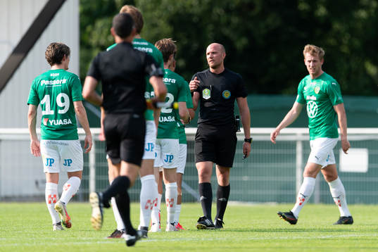 Spelarna i Jönköping regarera mot domare Patrik Eriksson