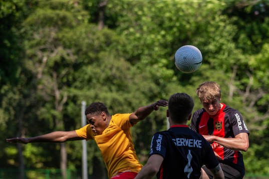 Örebro Syrianskas Nadir Ayeva och Brommapojkarnas Robin Frej