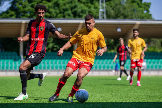 Brommapojkarnas Jesper Ceesay och Örebro Syrianskas Sermed Habib
