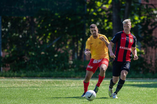 Örebro Syrianskas Sermed Habib och Brommapojkarnas Martin Falkeborn