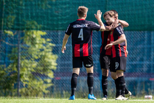 Brommapojkarnas Simon Helg jublar efter 3-0