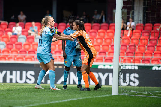 Djurgårdens Gudrun Arnadottir och målvakt Kelsey Daugherty jublar