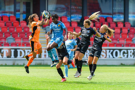Djurgårdens målvakt Kelsey Daugherty gör en räddning när Växjös Ena Mujdzic och Signe Holt Andersen oroar