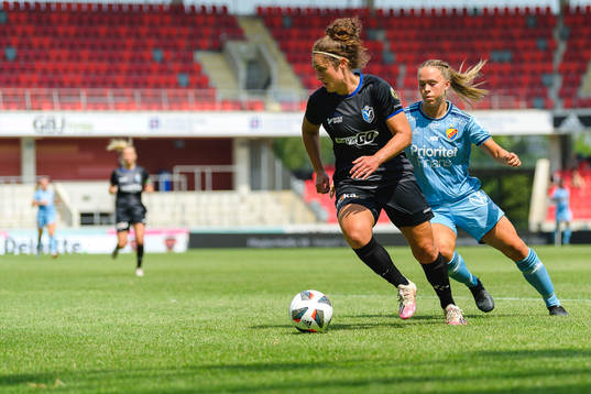 Växjös Shannon Woeller jagas av Djurgårdens Hanna