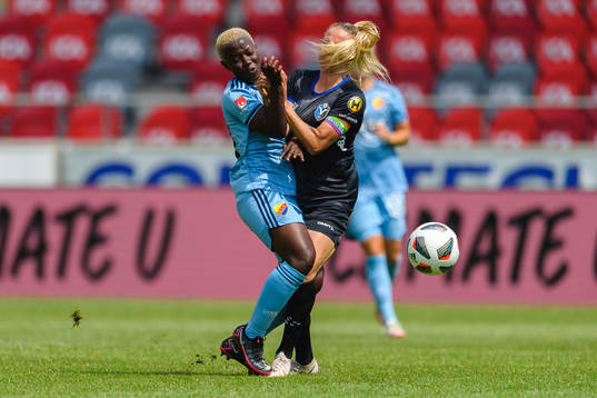 Djurgårdens Elizabeth Addo krockar med Växjös Emmi Alanen