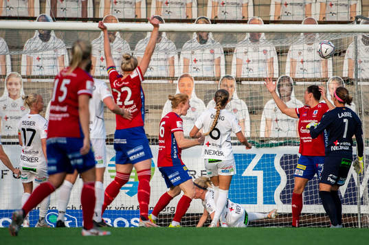 Vittsjös Emily Gielnik jublar efter 2-1