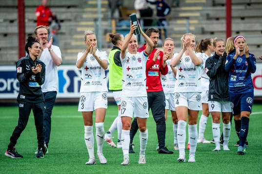 Rosengårds Nathalie Björn, Caroline Seger och Glódís Perla Viggósdóttir jublar med publiken