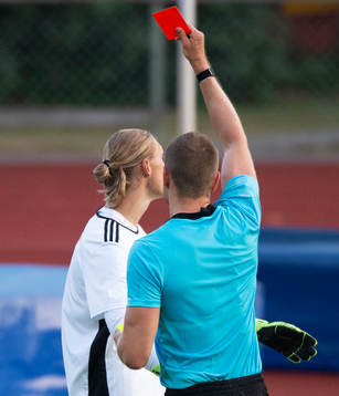 e minuten godkänns och vilda protester vilket leder till rött kort för Carl i matchen i div. 2 mellan Karlskrona och IFK Hässleholm i Karlskrona 22 juni 2021.
