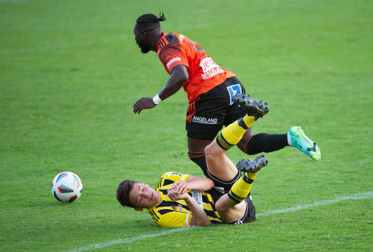 IFK Hässleholms Isak Orajärvi mot Karlskronas Mike Andrew  i matchen i div. 2 mellan Karlskrona och IFK Hässleholm i Karlskrona 22 juni 2021.
