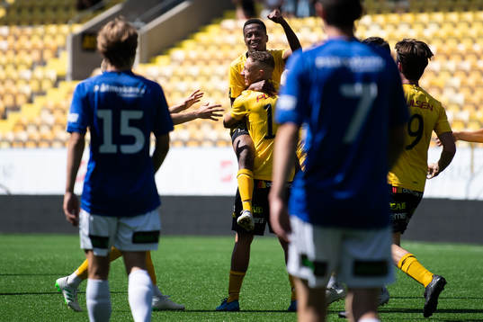 Elfsborgs Theo Lind kramas om av Awil Hassan efter 2-1