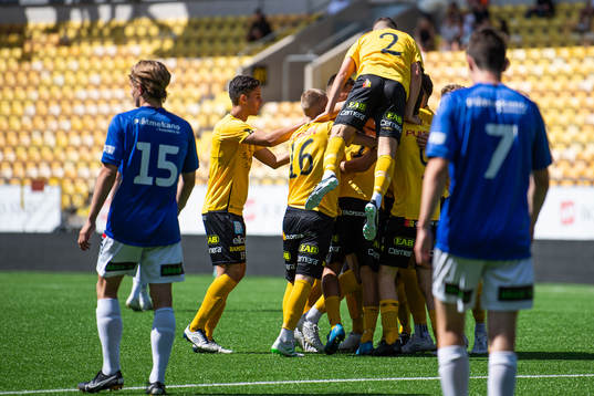 Elfsborgs Theo Lind kramas om av lagkamraterna efter 2-1