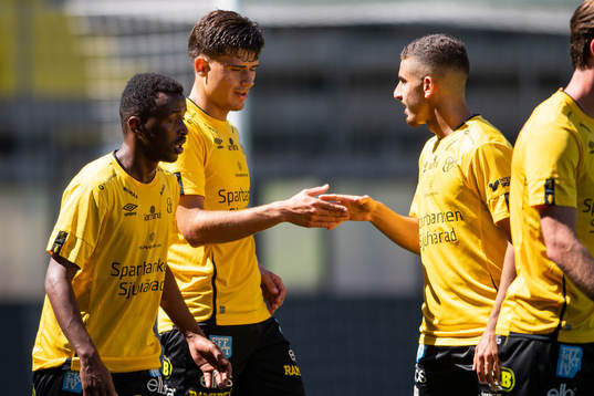 Elfsborgs Awil Hassan, Besfort Zeneli och Johannes Abdulahad jublar efter 1-1