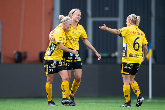 Elfsborgs Sara Jardving jublar med Matilda Ståhlbom