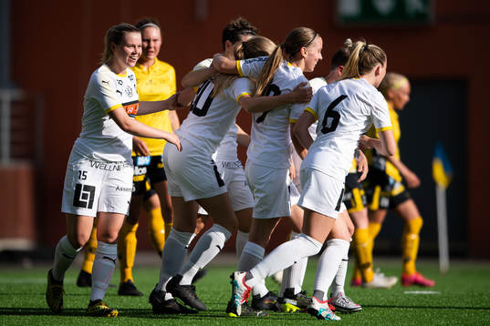 Häckens spelare jublar