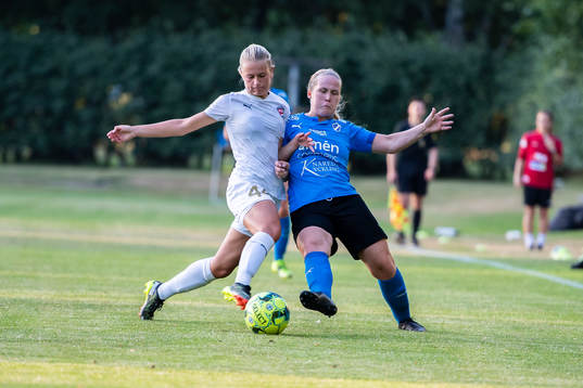 Rosengårdes Olivia Lindstedt  och Halmstads Vilma Rydell 