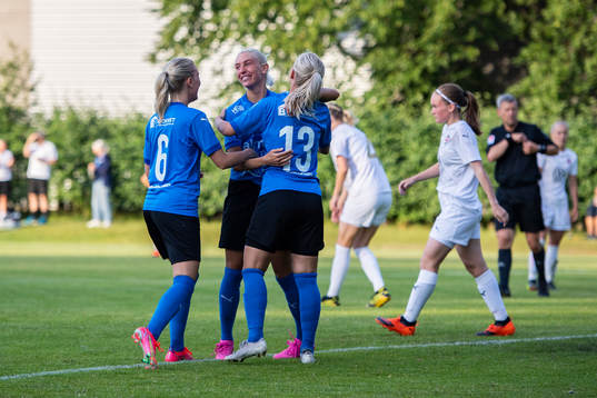 Halmstads Hanna Comnell , Emma Nielsen och Nellie Andersson  jublar efter 1-2