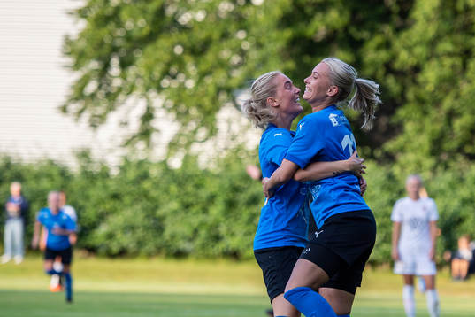 Halmstads Nellie Andersson och Hanna Comnell  jublar efter gjort 1-2