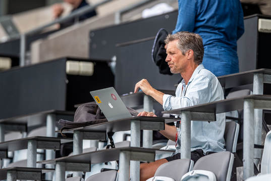 Discoverys expert Jens Fjellström på läktaren