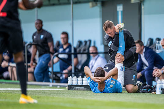 Malmö FFs Adi Nalic får hjälp att stretcha