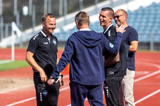 Malmö FFs huvudtränare Jon Dahl Tomasson hälsar på Köges assisterande tränare Lars Jacobsen och tränare Daniel Agger