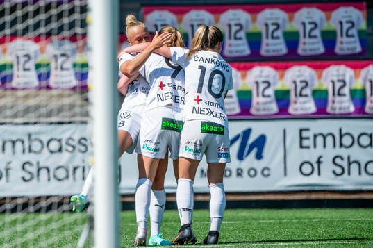 Rosengårds Hanna Bennison jublar efter 1-0 tillsammans med Anna Anvegård och Jelena Cankovic
